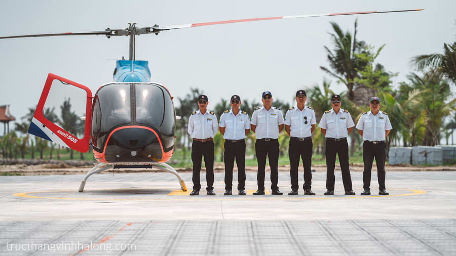 Đội ngũ phi công lái trực thăng Bell505 ở Hạ Long