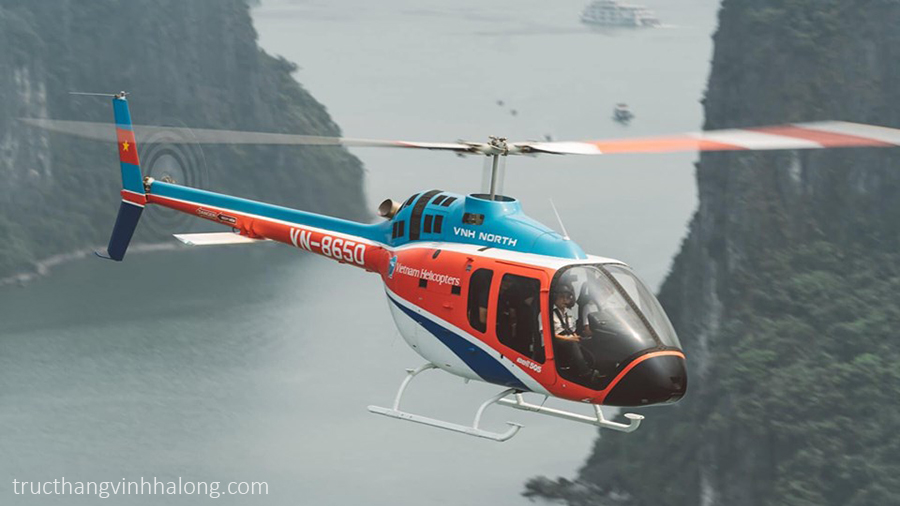 Bell505 helicopter bay trên Vịnh Hạ Long